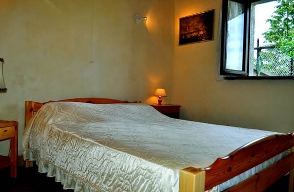 Chambre du Fourniau, décoration soignée et vue sur la campagne
