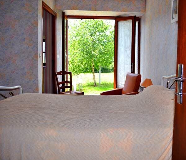 Chambre de la Grange avec poutres apparentes en bois