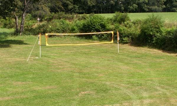Terrain de badminton dans le parc du domaine