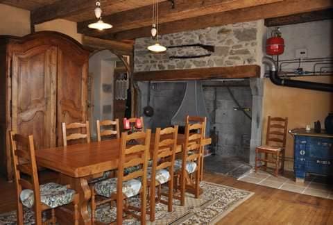 Salle à manger du cantou avec cheminée traditionnelle