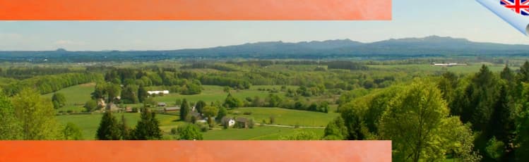 Vue extérieure du Domaine de la Marsalouse au coucher du soleil, grande bâtisse en pierre entourée de verdure en Corrèze.