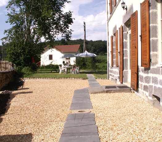 Terrasse extérieure avec vue sur la campagne corrézienne.